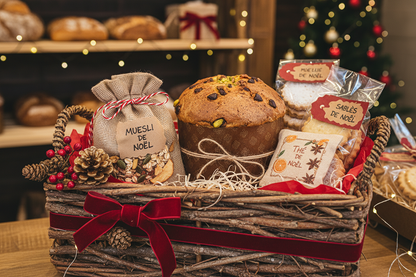 1 Panettone ( chocolat-pistache ou traditionnel c'est la surprise)
un panier avce 1 petit de Granola de Noel (Avoine, miel, graines de courge, epice de noel, pomme de verger de Montenon)
1 Sachet de thé de noël du moulin (au écorce d'orange et au épice de noel mélange secret du moulin)
1 sachet de sablés de noël