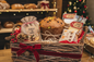 1 Panettone ( chocolat-pistache ou traditionnel c'est la surprise)
un panier avce 1 petit de Granola de Noel (Avoine, miel, graines de courge, epice de noel, pomme de verger de Montenon)
1 Sachet de thé de noël du moulin (au écorce d'orange et au épice de noel mélange secret du moulin)
1 sachet de sablés de noël